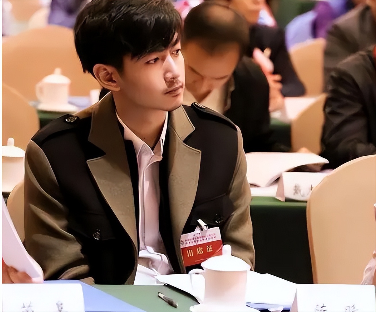 陈晓考编早已上岸，颜值才华兼备在单位颇有地位，家庭背景曝光