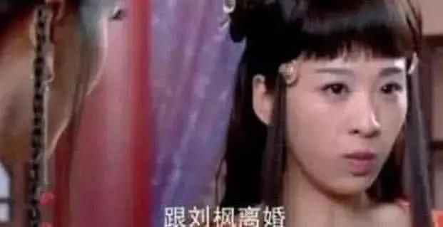 笑到胃疼的穿帮镜头，手榴弹忍了，赵丽颖身后的小厮站着睡着了