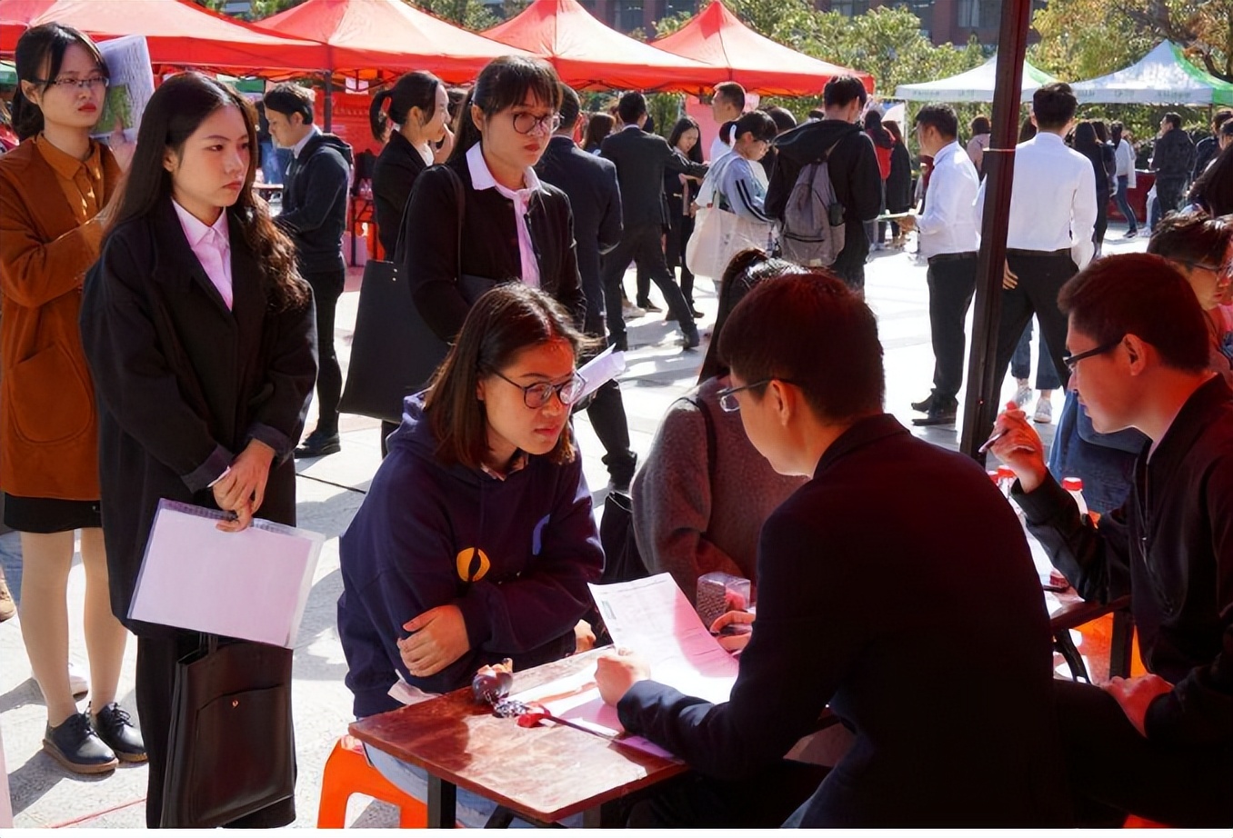 为啥毕业生就业愈发艰难？其实跟学生无关，主要问题出在高校教育