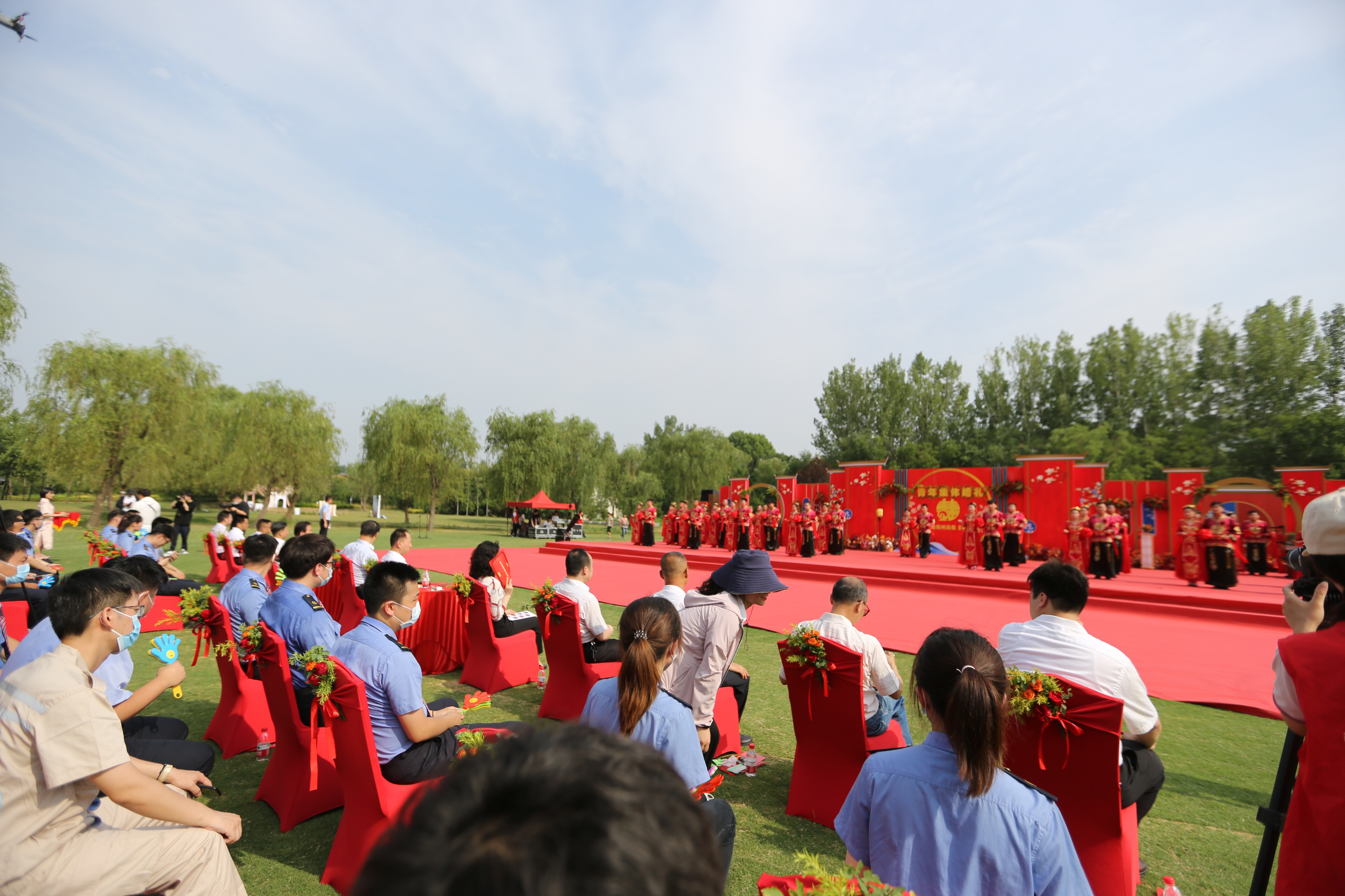中国铁路郑州局连续举办17届集体婚礼为492对新人证婚