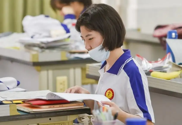 为何高考当天不能穿校服？班主任道出其中玄机，原来还有这层原因