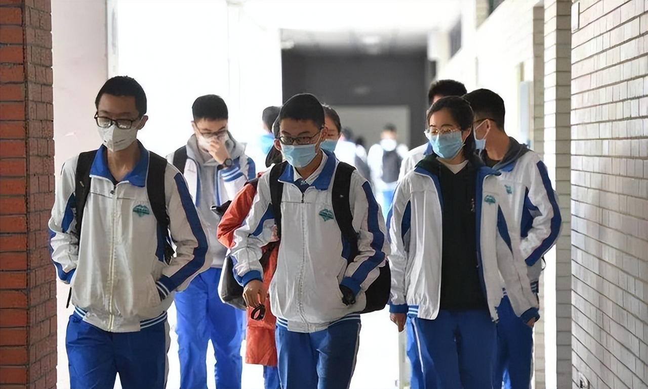 全国多地中小学停课，高考是否会推迟？高中班主任给出预测