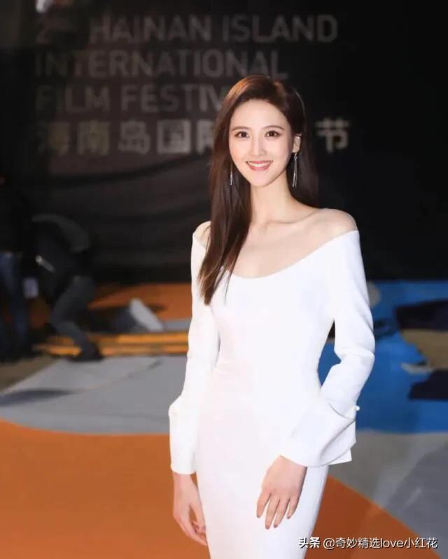 央视主持人李丹儿太美啦