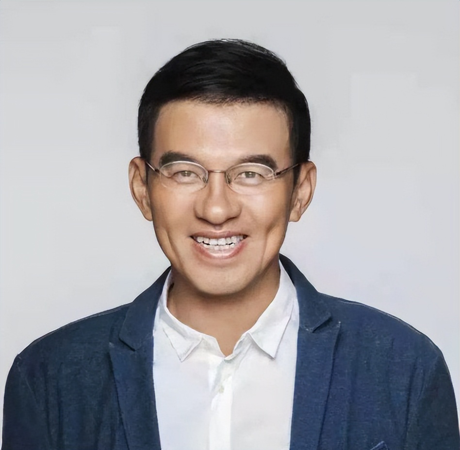 央视主持朱迅:嫁大8岁王志伺候瘫痪公公,如今49岁被丈夫宠成宝