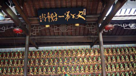 盘点全国10大求财最灵的寺庙，前仨歪果仁都喊真香，争着上头香