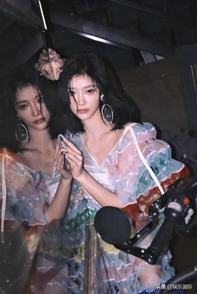 许佳琪抹胸裙秀香肩 夸张眼妆搭银发好吸睛