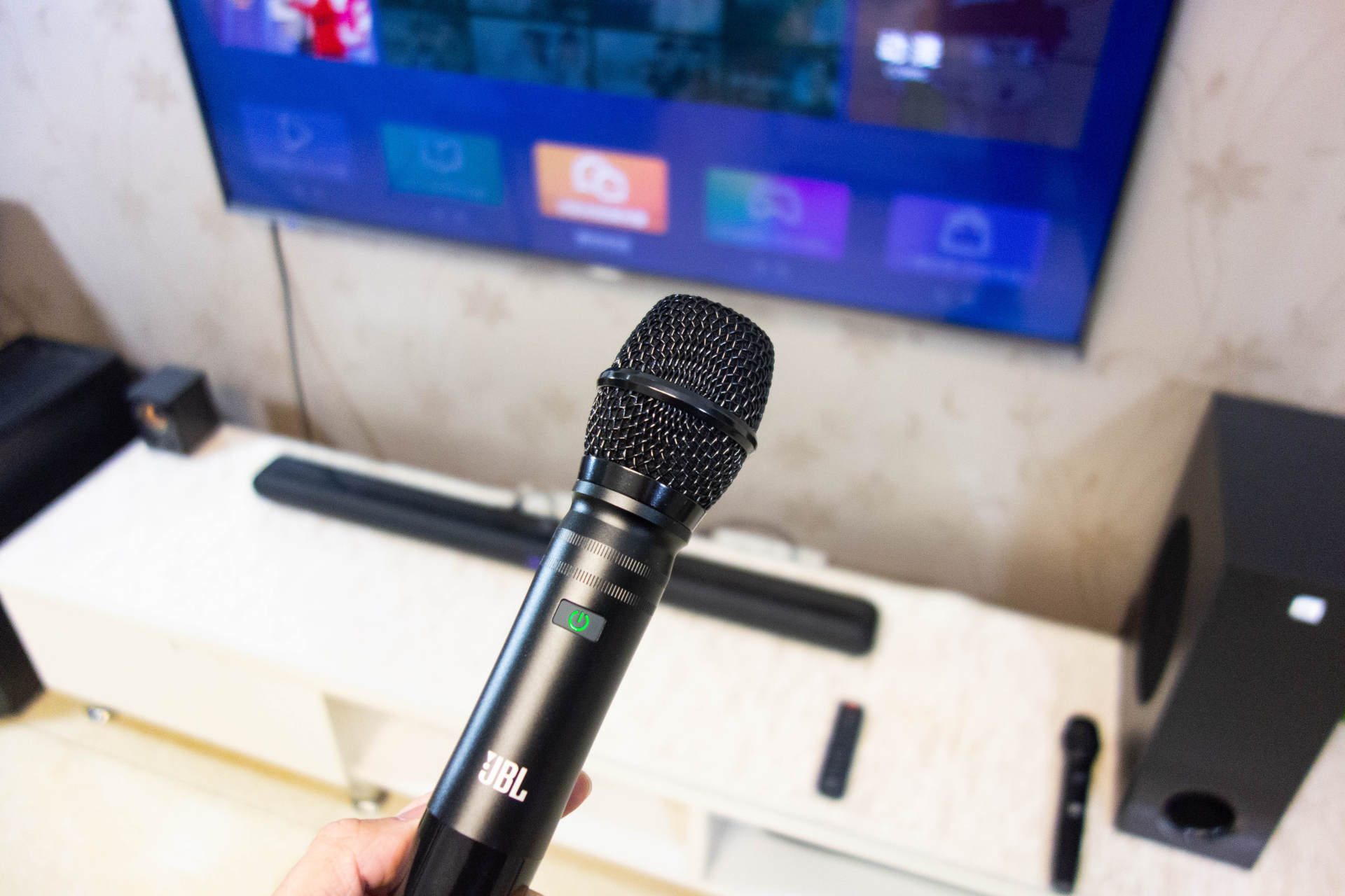 如何让客厅变成KTV？JBL KTV 350回音壁K歌不停