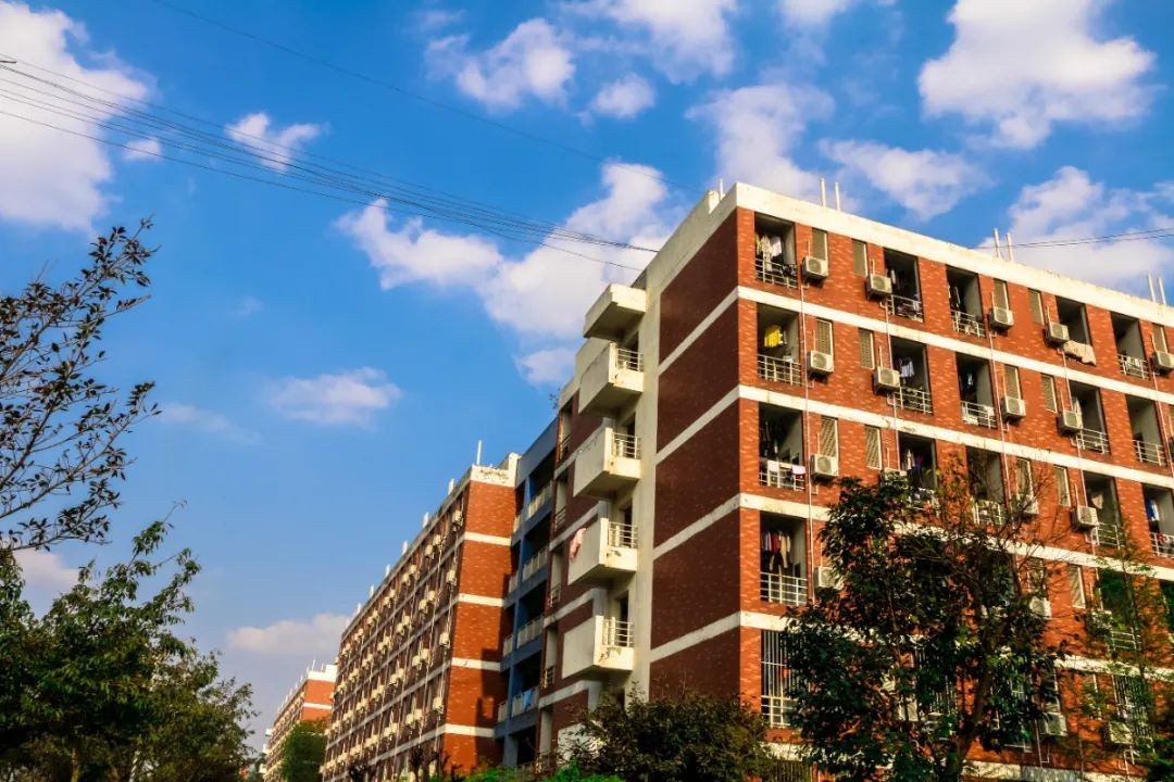 “恐龙”守候，坐拥4大食堂、水上图书馆！2022，成都理工大学等你来！