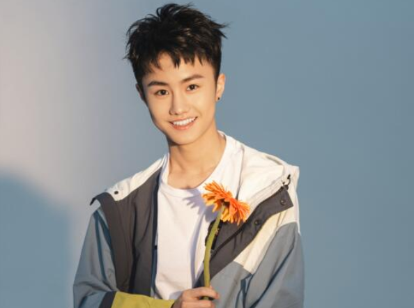 2021艺考新晋男神，行走的招生简章，网友看后却有不同想法