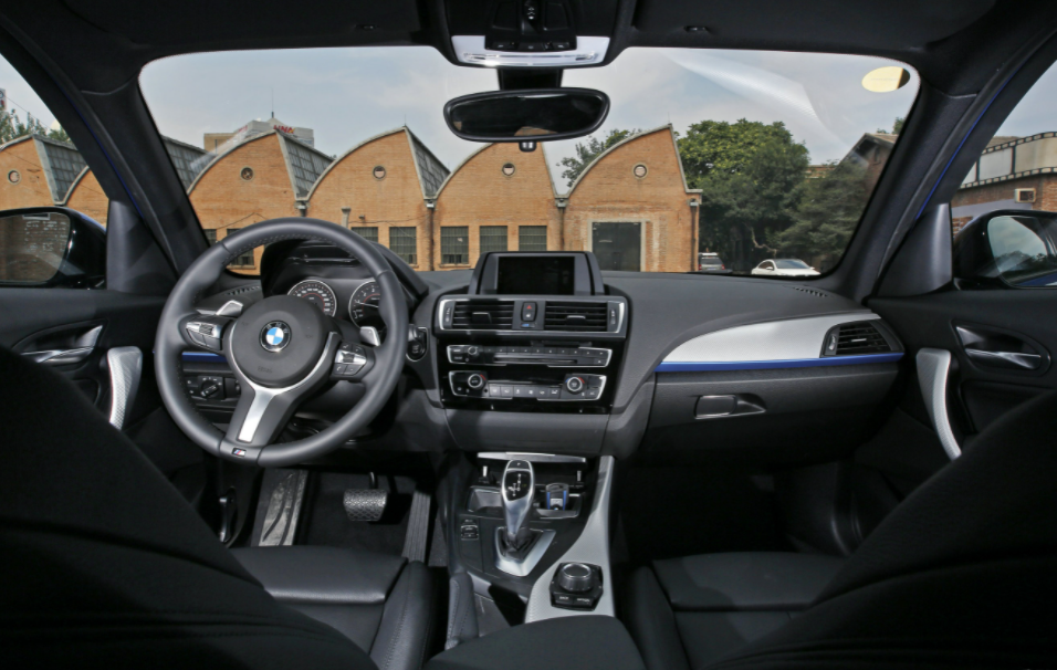 女的开什么车既实用又好看（女生开哪款车合适些）