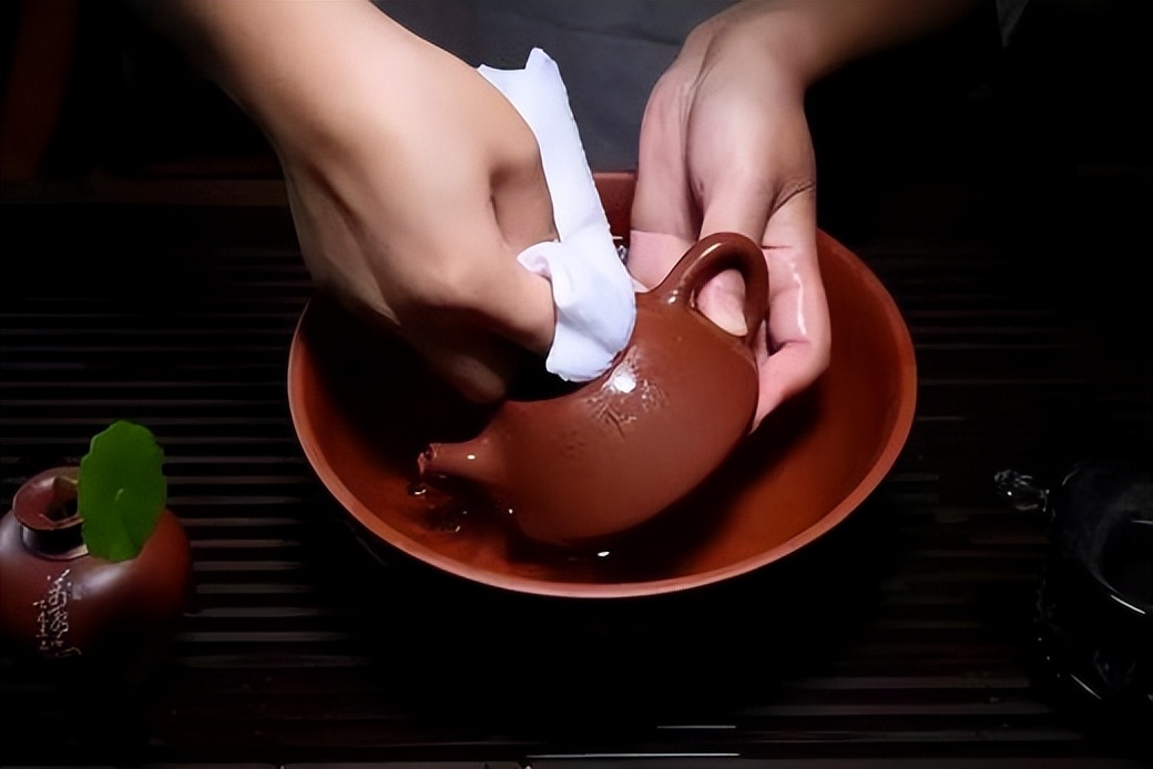 洗茶杯茶(cha)渍用什么方法最佳（清理茶壶(hu)茶垢什么方法最有效）-悠嘻资讯网