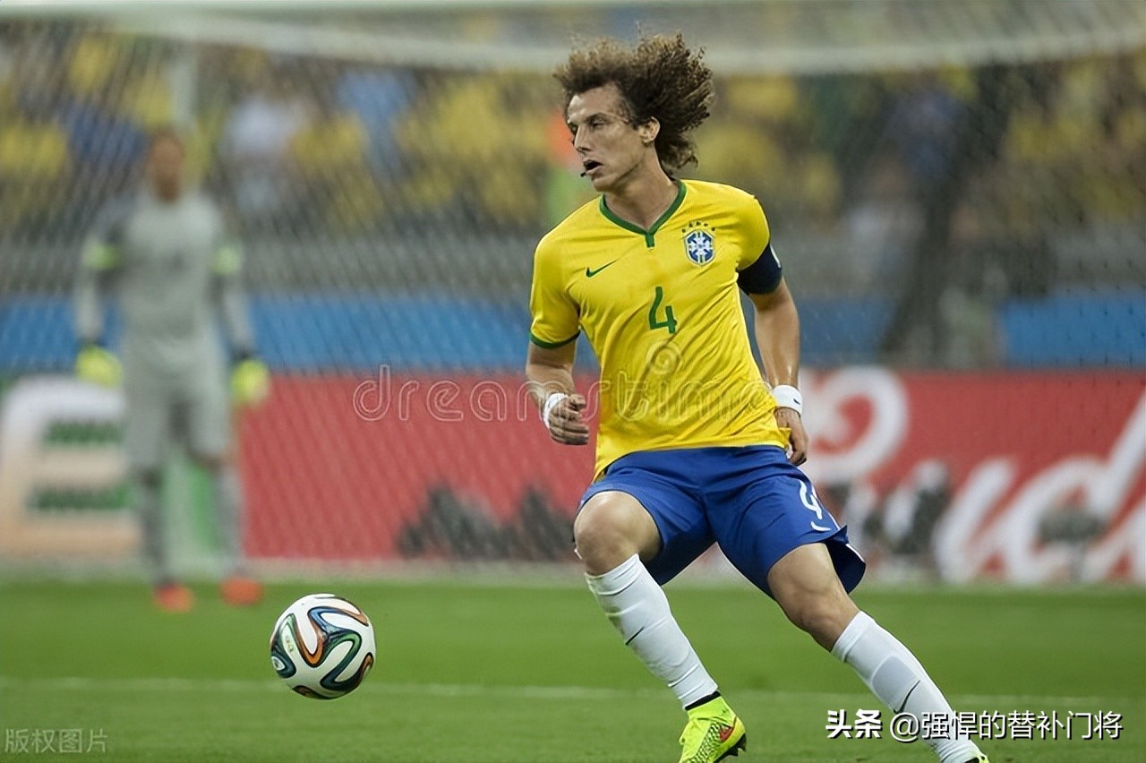 比赛足球什么材质（足球是越圆越光滑，就越好踢吗？足球是什么制成的？蚂蚁庄园答案）