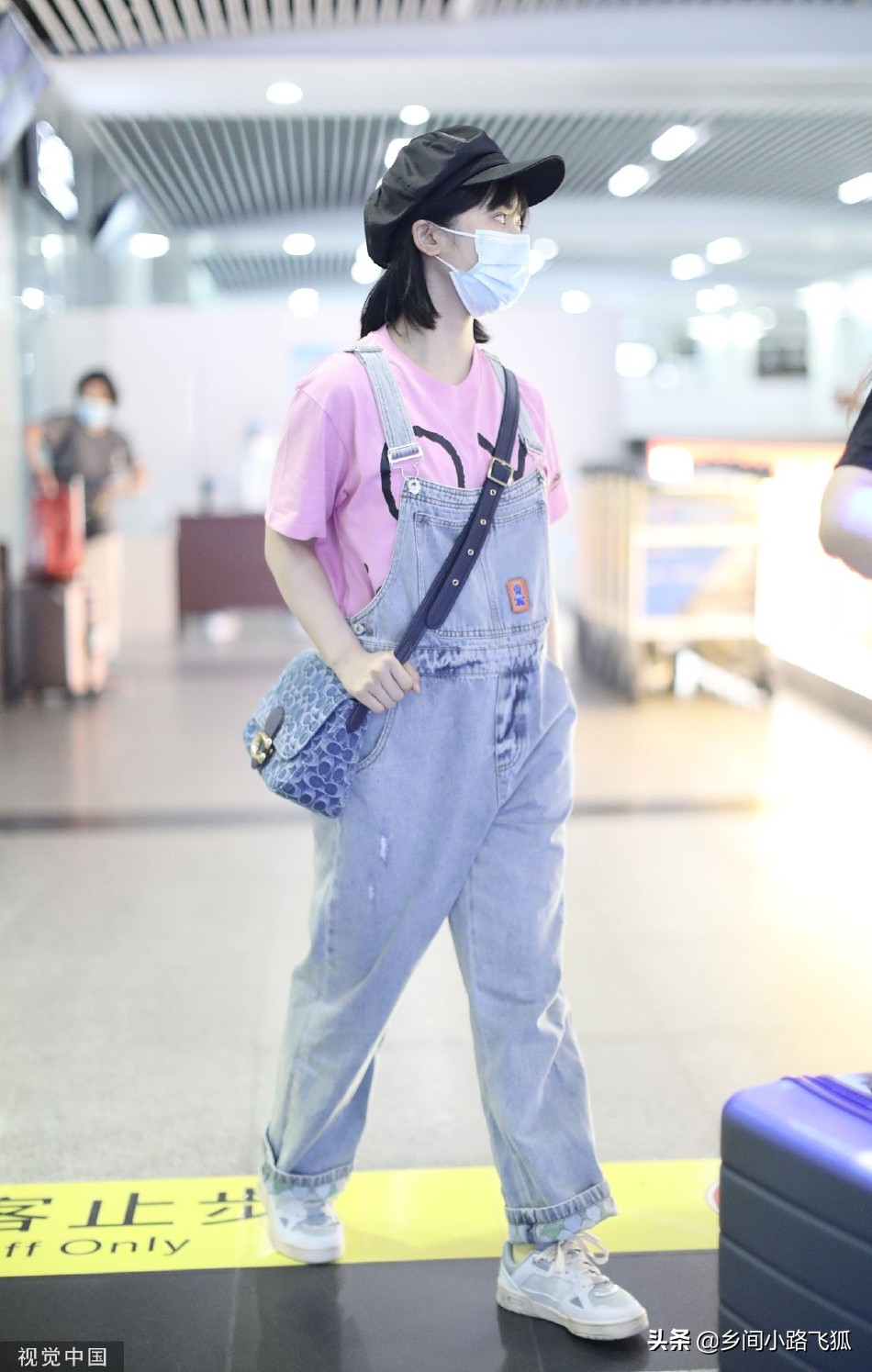 沈月戴贝雷帽现身机场 穿粉色T恤搭背带裤青春靓丽