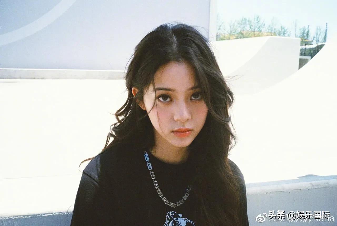 欧阳娜娜晒新照 走酷girl风格眼神犀利