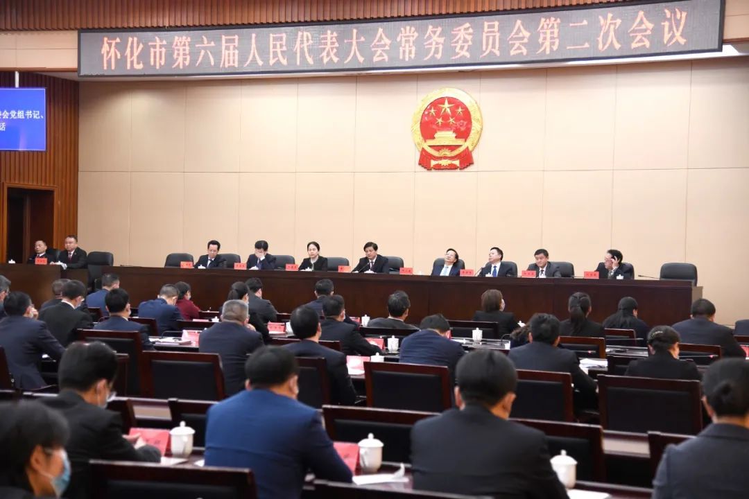 李万千在出席市六届人大常委会第二次会议第三次全体会议时强调 立足新起点创造新业绩 开创新局面