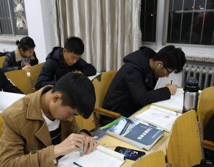 计算机学生晒出课表，只要专业选得“好”，大学的充实感堪比高中