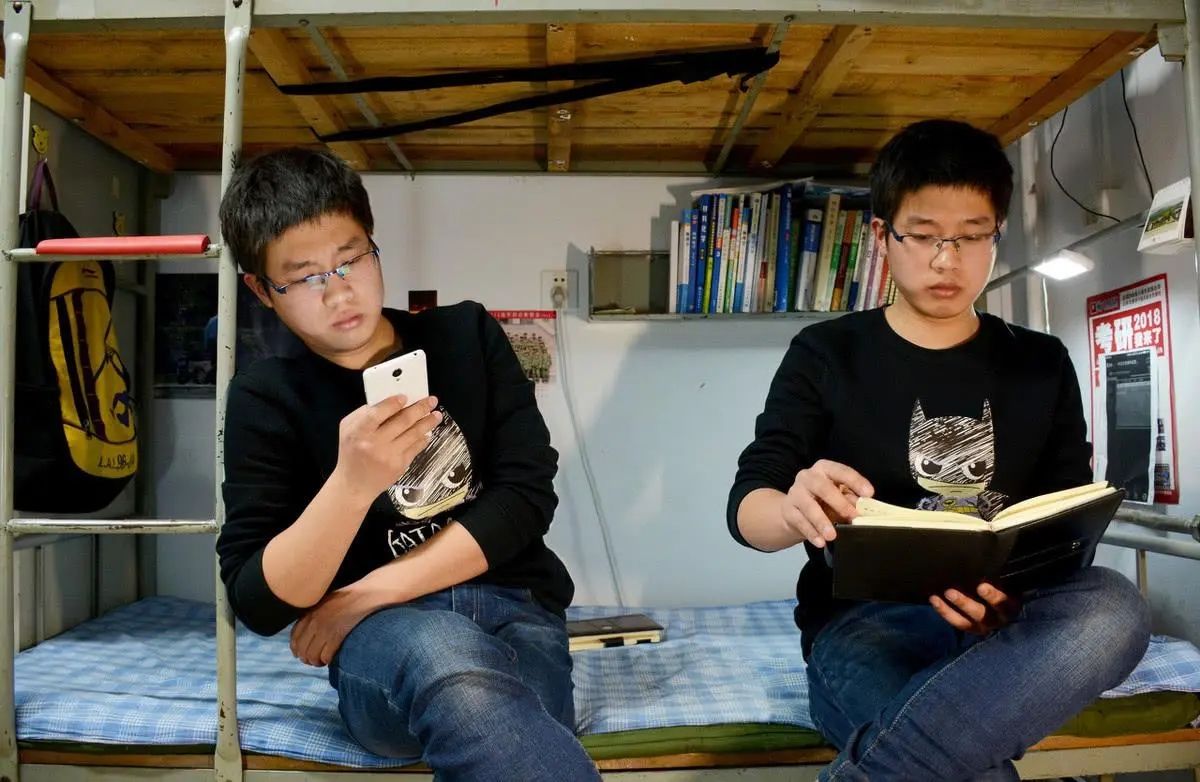 大学生期末考试与中学的不同，压力很大，挂科会影响保研和评优