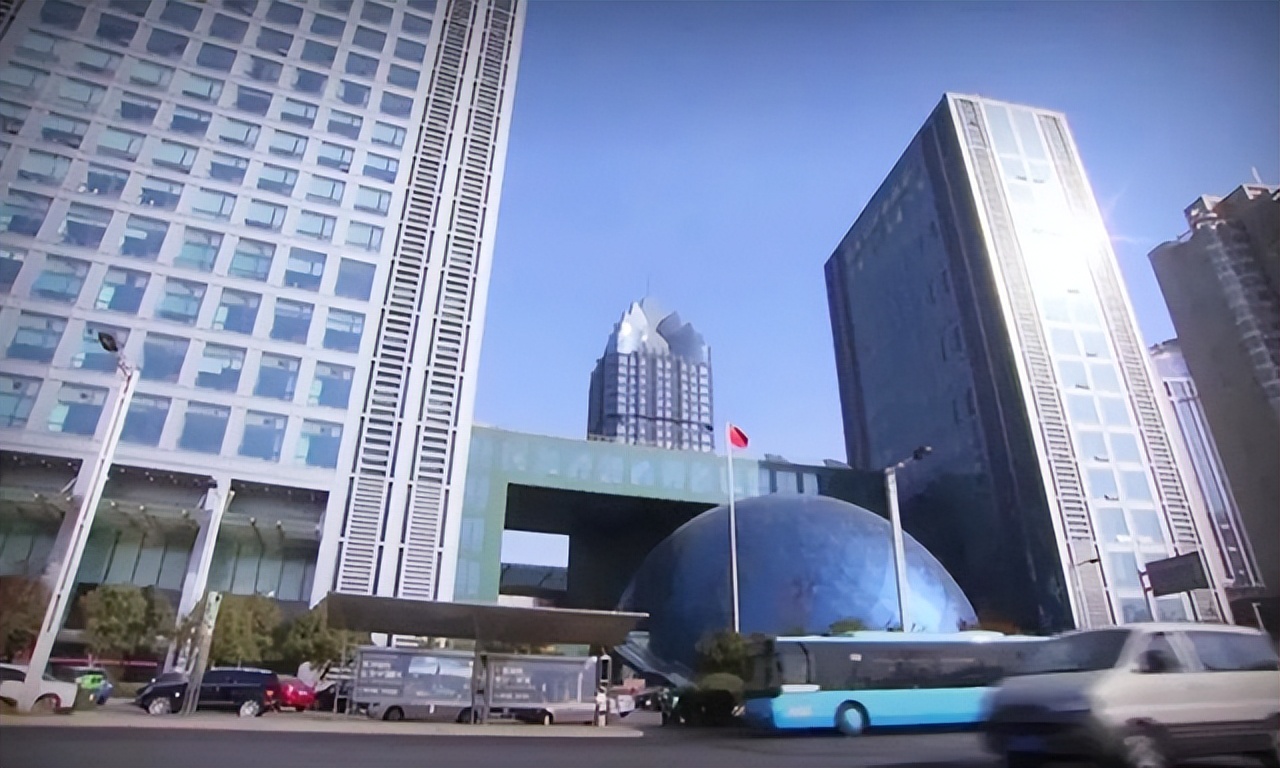 央视主持邱园园：为了孩子放弃治癌，26岁在孩子百日宴离世