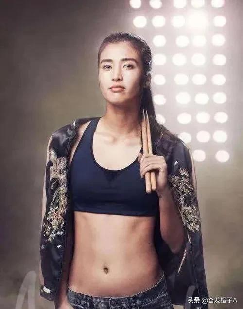 2022世界杯中国女足人员（女足最美门将赵丽娜，美貌与实力兼具，身材出众，堪比模特）