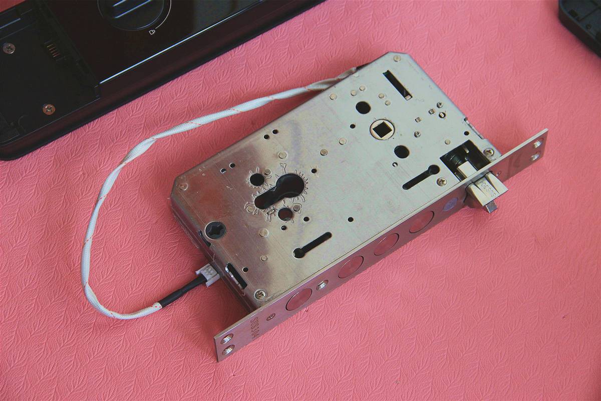 4寸高清可视屏，24小时实时监控，德施曼Q50MPro带给你安心放心