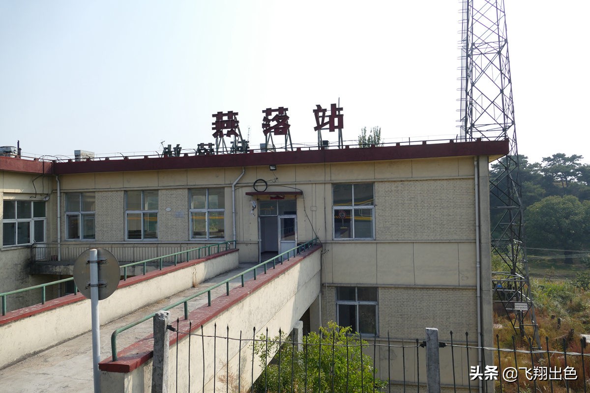 途经小水峪站,这里还保留着一座颇有特色的水塔.