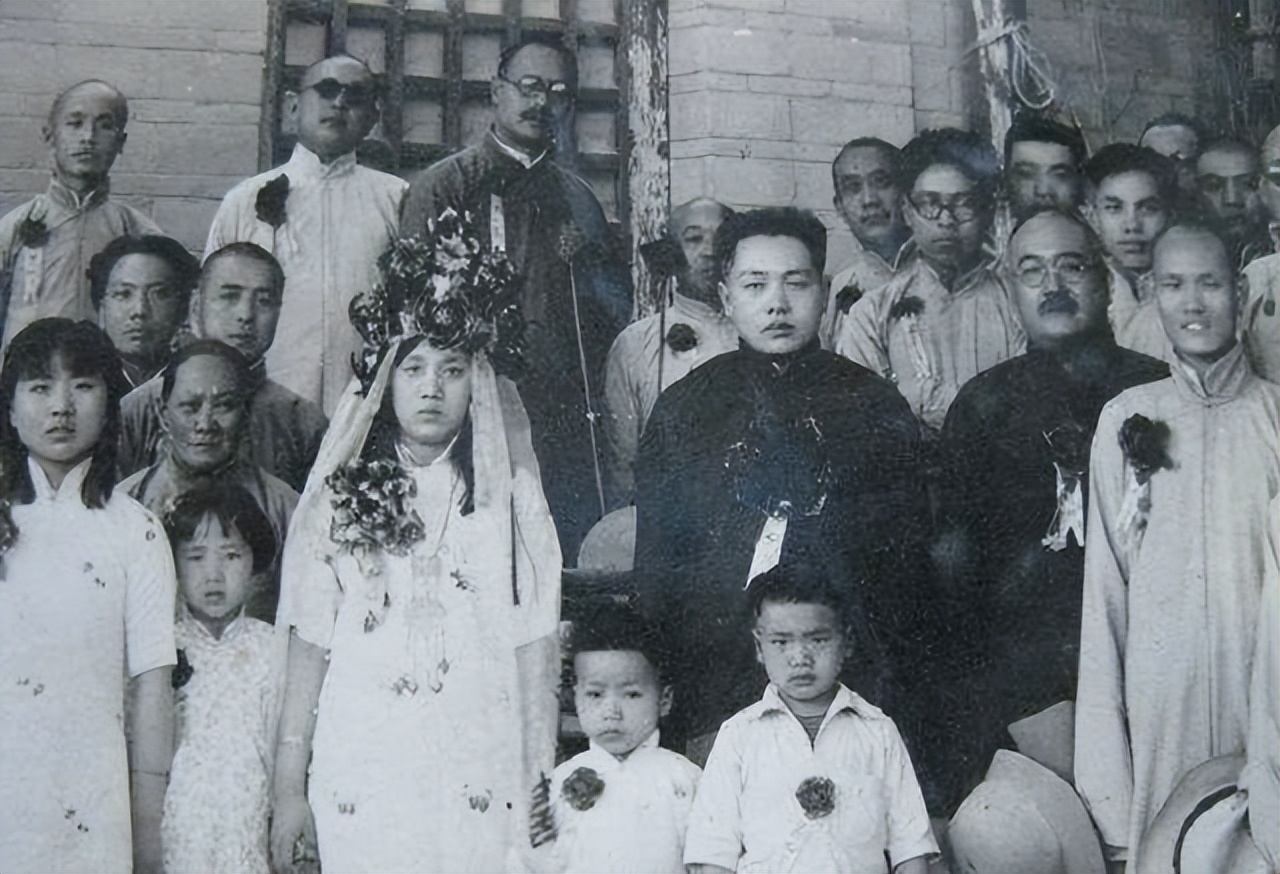 老贫农贪便宜娶二婚女大学生，家务全不会，8年后才知身份不简单