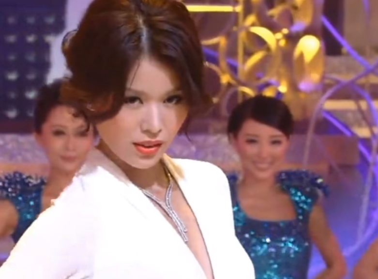 闫妮的“大妈味”、赵丽颖的“土气”，这8位女星，如今判若两人