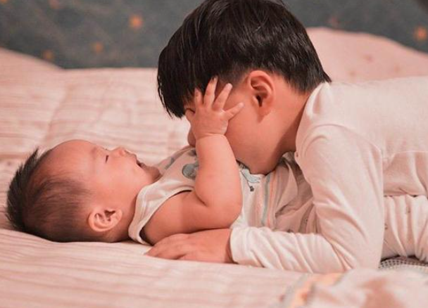 相差20岁兄妹一起“隔离”，本以为会鸡飞狗跳，不料妹妹性情大变