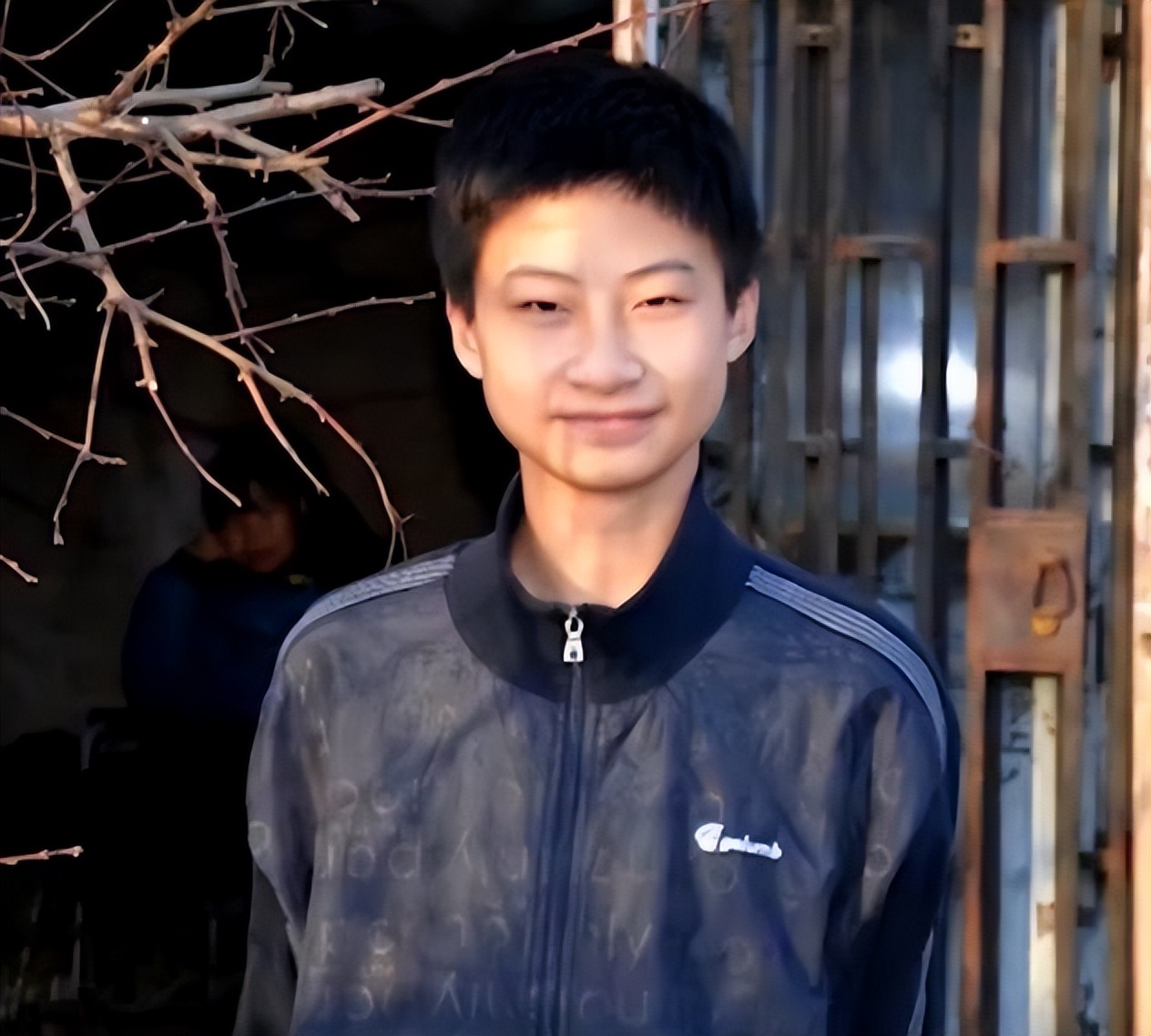 庞众望最新露面：和女朋友一同现身，戴着眼镜比以前爱笑了