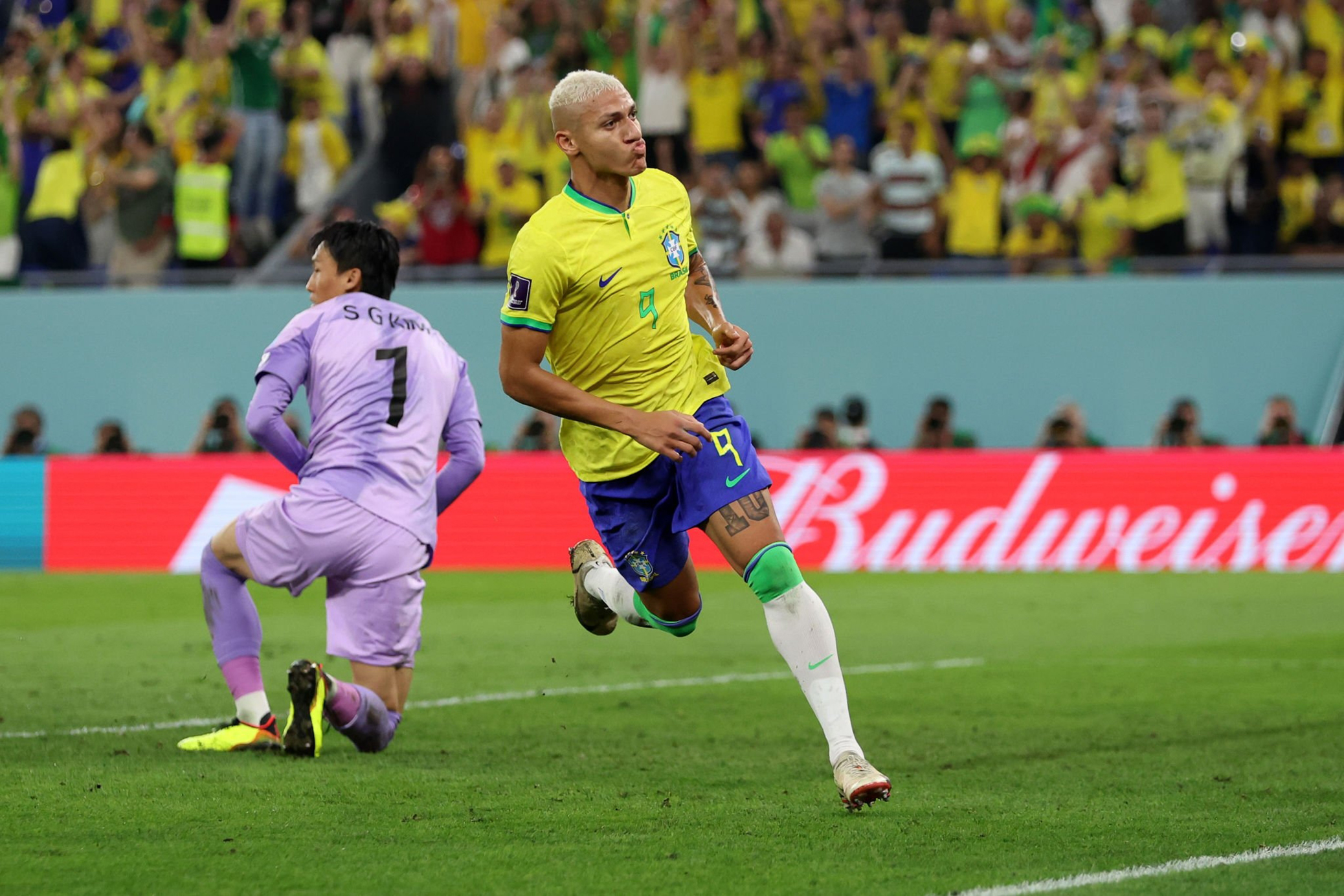 韩国球迷举牌挑衅：别忘记1-7惨案！巴西被激怒，狠狠打脸