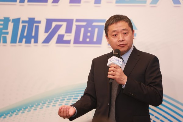 爱尔康携手中国屈光领域专家 助38岁以上屈光不正人群重返“睛春”