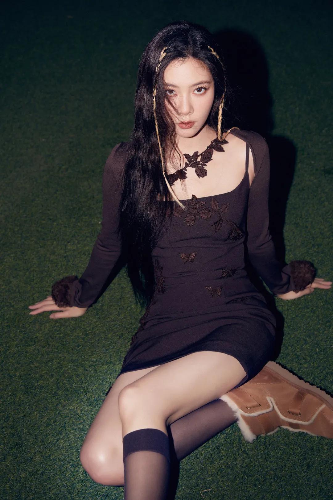 宋妍霏辣妹夜色写真,棕色刺绣吊带紧身裙搭配雪地靴,身材火辣
