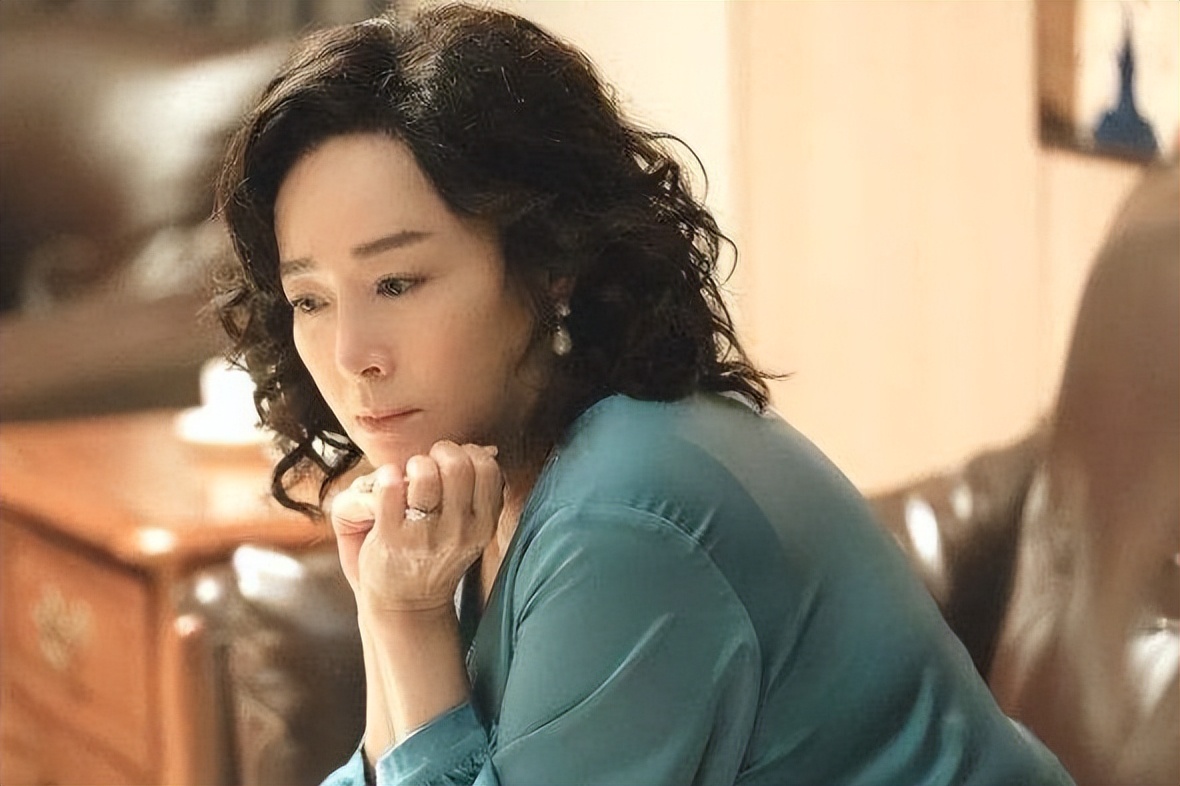 恬妞：有两段刻骨铭心的爱，今64岁仍然单身，35岁女儿成她烦恼