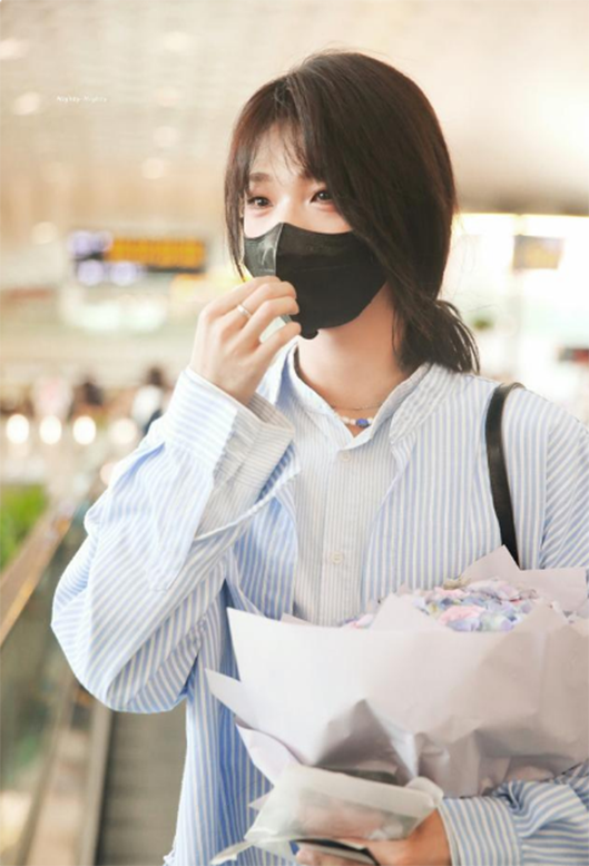 胡烨韬走机场照，眼妆真美，网友：求出个教程吧