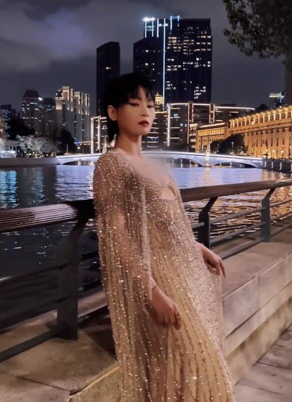微博之夜第一波造型出炉！女星集体变风格，真空上阵好大胆！