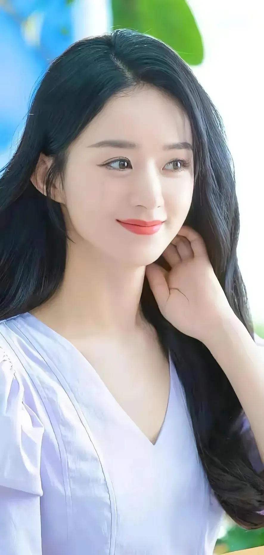 女星赵丽颖—巧笑嫣然，淡妆点缀，瓷肌红唇，漂亮的不像话