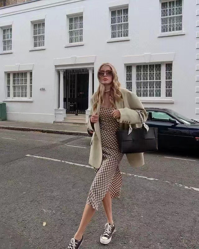 足球鞋配什么衣服最好看（穿对鞋子，有时候比穿对衣服还重要！裙装+平底鞋，时尚感更足）