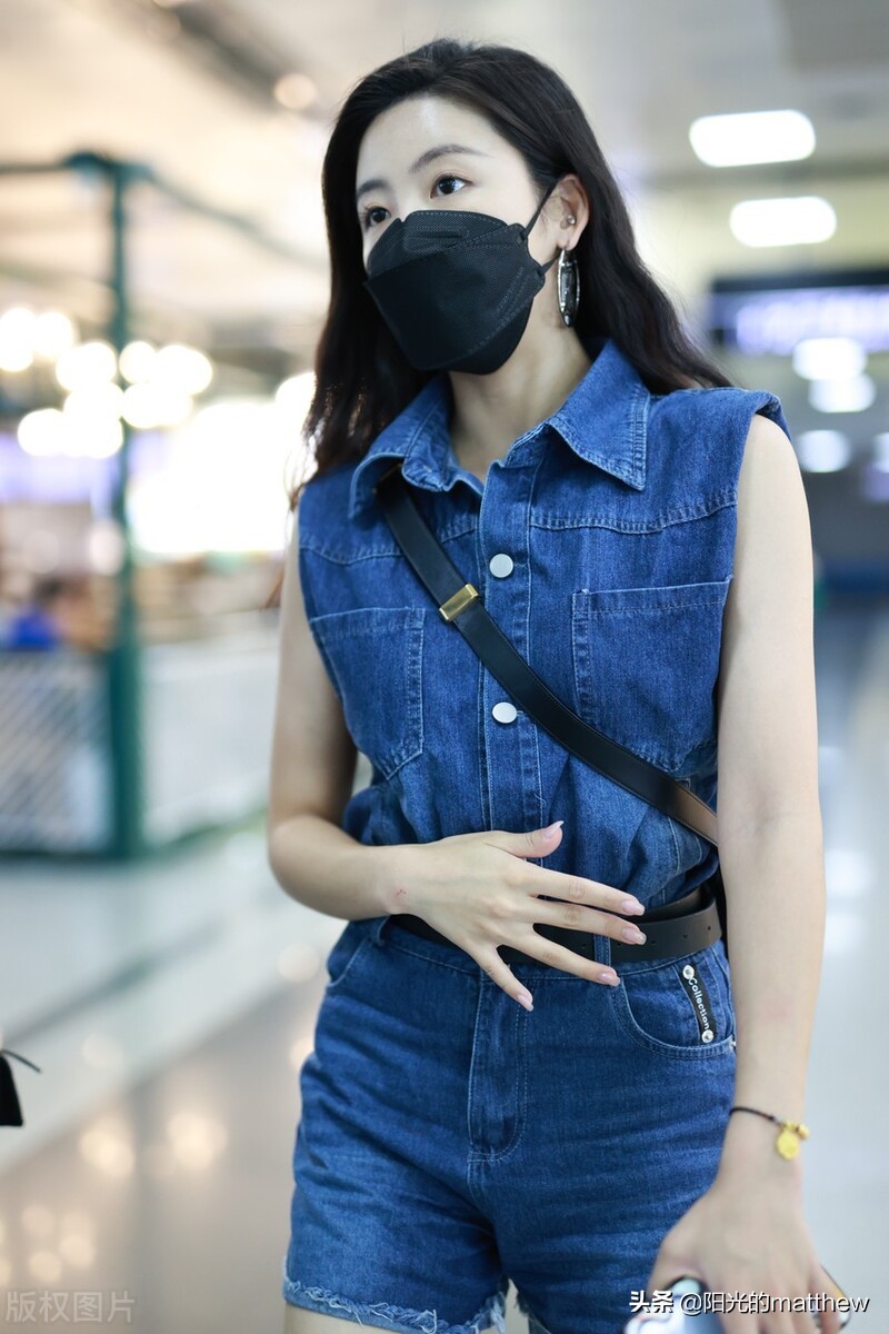 街拍：孙芮无袖牛仔连身裤+绑带马丁靴率性酷感