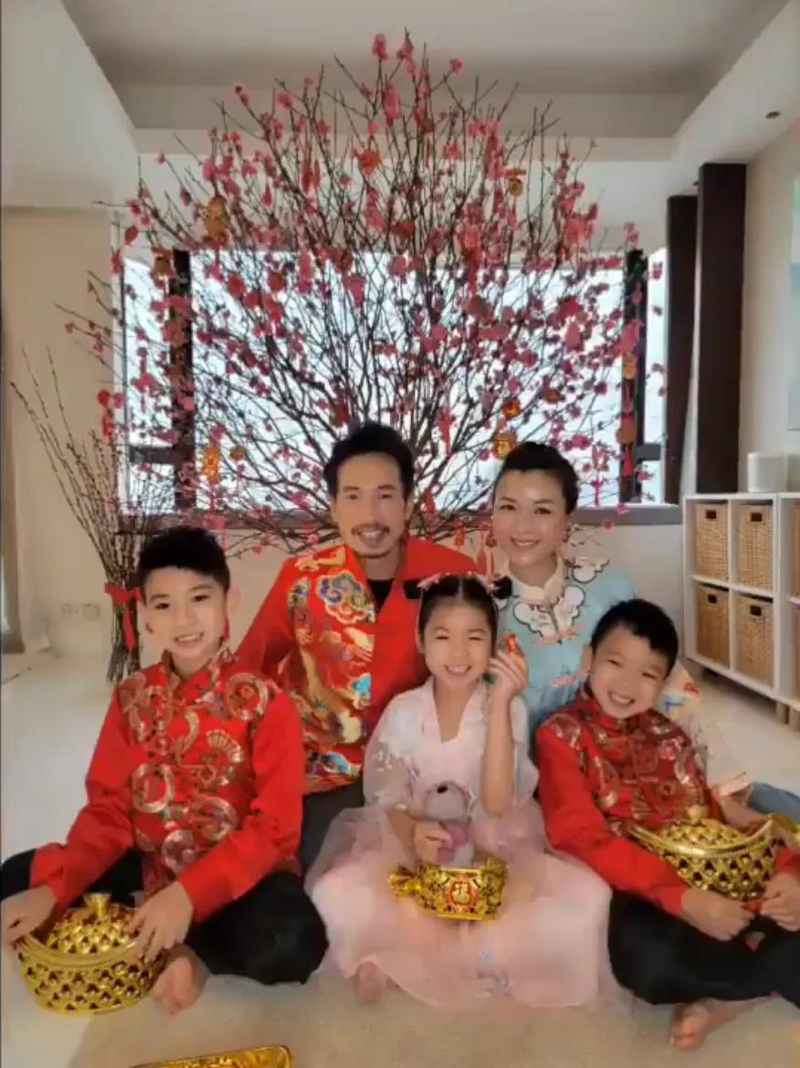 陈茵媺连续5年拍同款新年全家福，记录幸福生活，一家五口超幸福