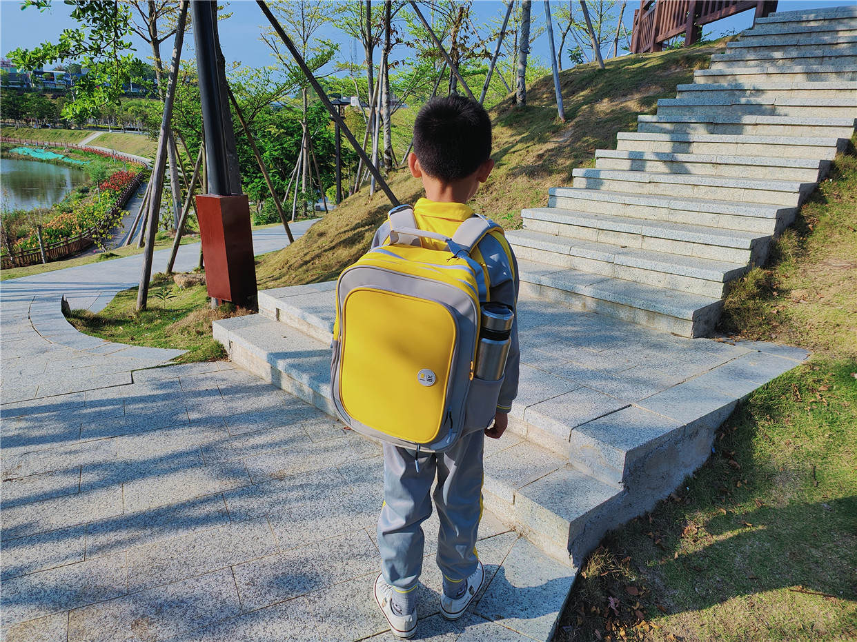 地平线8号儿童背包体验，释压护脊还颜值在线，这特么也太能造了