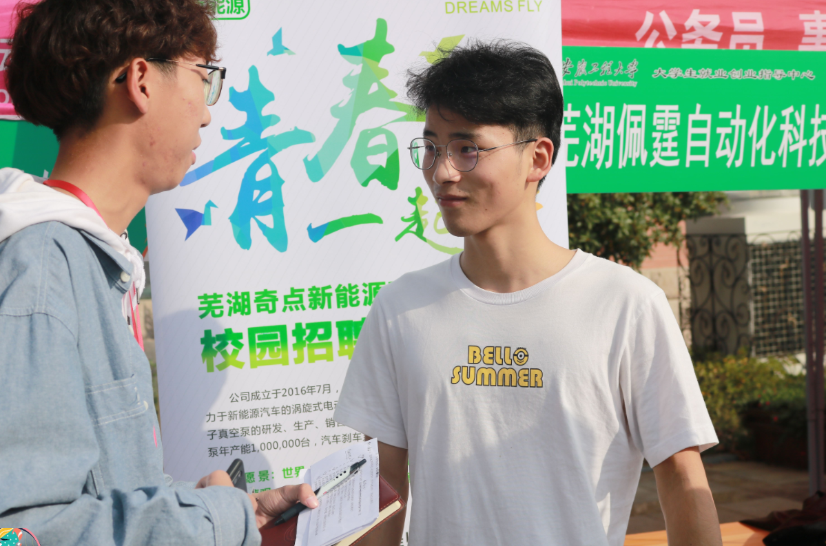 大学生普遍月薪过万？走进人才市场后，才明白理想与现实的差距