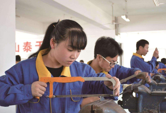 上职高就是没出息？北大教授谈中考分流，网友评论两极分化