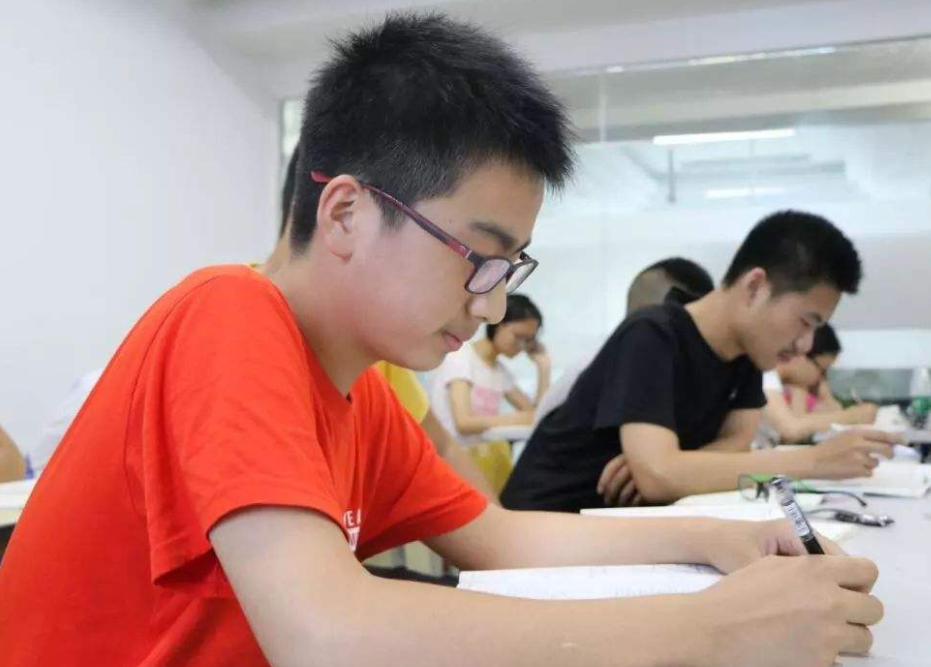 “双减”升级，高中生步入中小学生后尘，不公布成绩也不能补课？