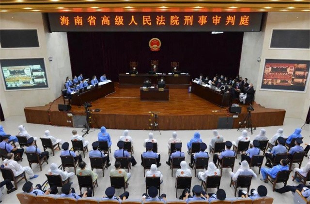 海南黑老大黄鸿发，警方突击抓捕，被捕时狼狈大喊“我没动”