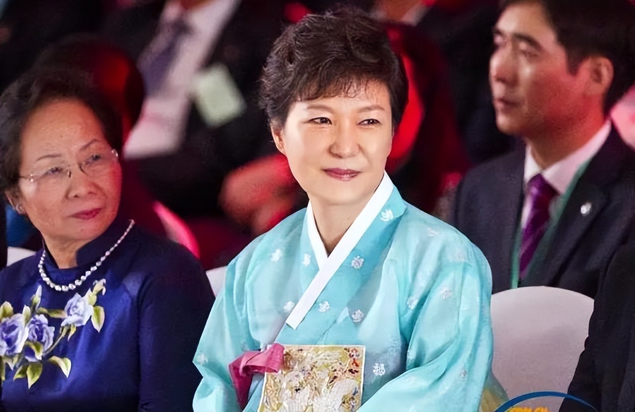 70岁朴槿惠笑对人生，出自传分享养老生活，退休生活丰富多彩