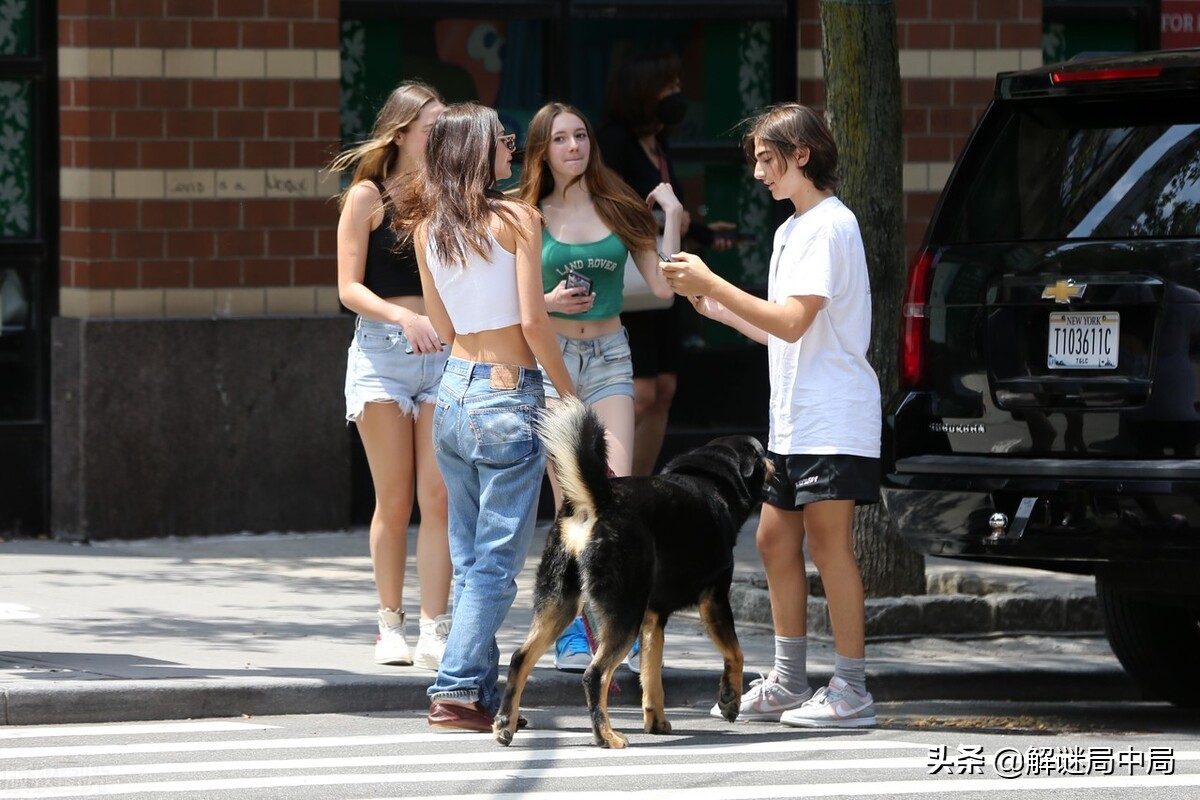 超模艾米丽•拉塔科夫斯基，身穿白色背心外出遛狗，非常时髦惬意