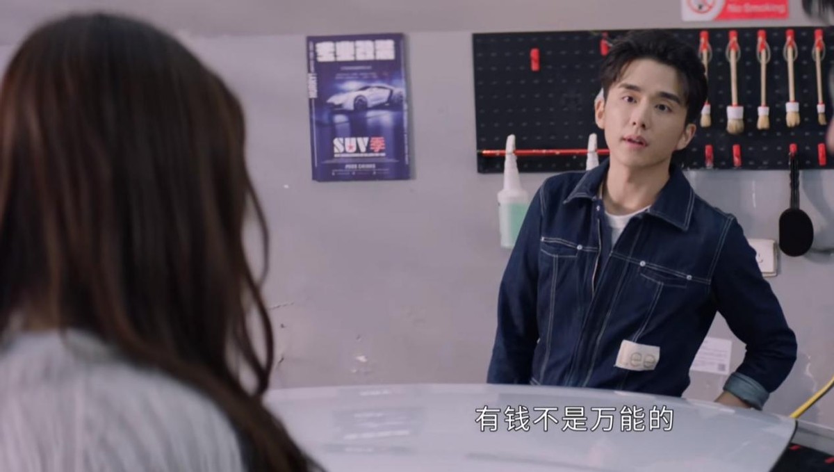 “晴格格”演酒店经理大变样，白衬衫丸子头气质足，49岁风韵犹存