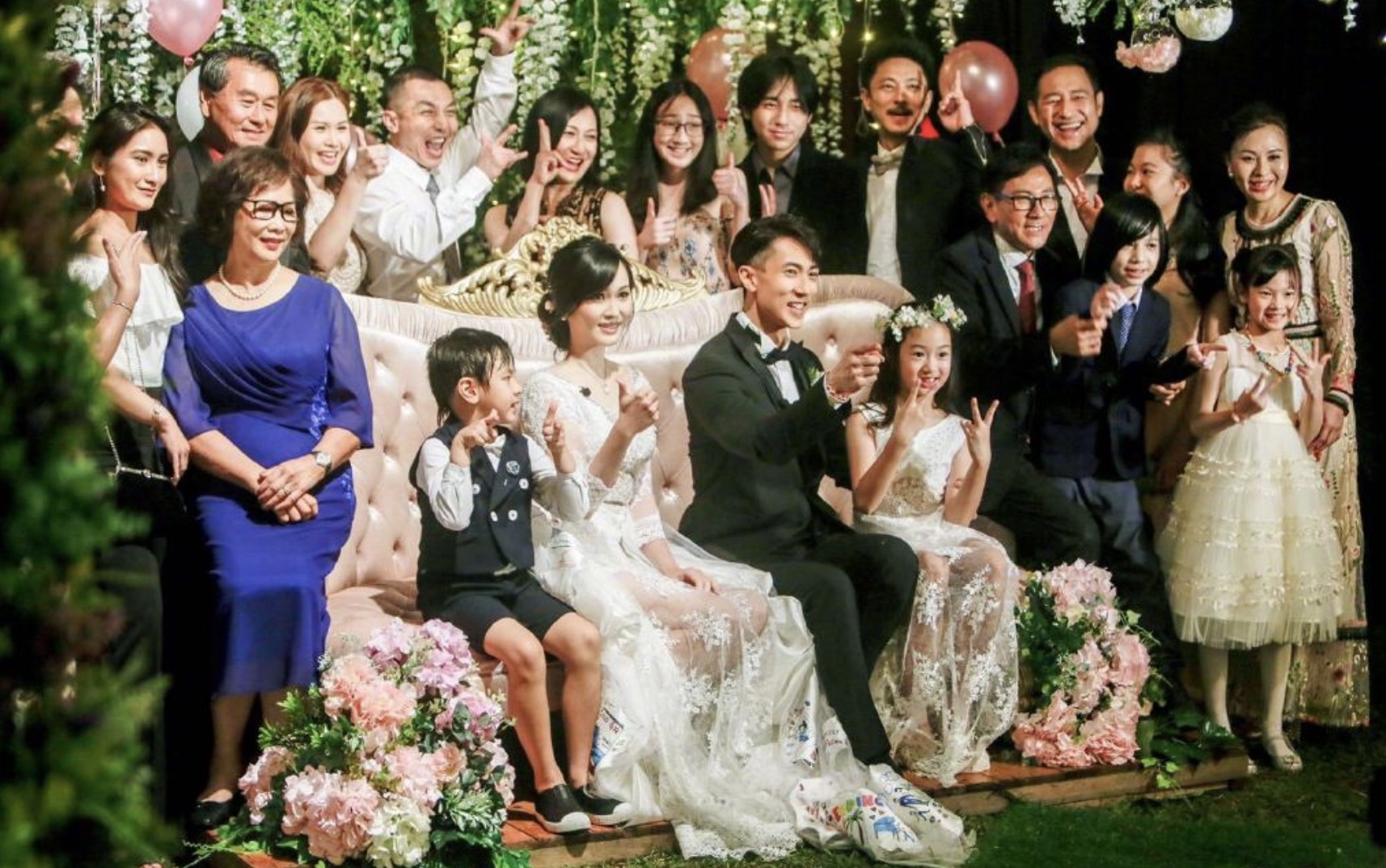 吴尊澳洲过年引争议,晒全家福一家四口坐沙发,却让岳父母站两侧