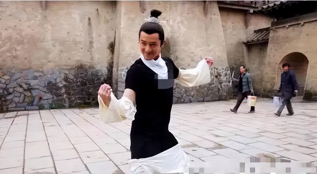 经典剧集的“边角料”，八戒骑摩托、妃子玩手机，谢谢，有被笑到