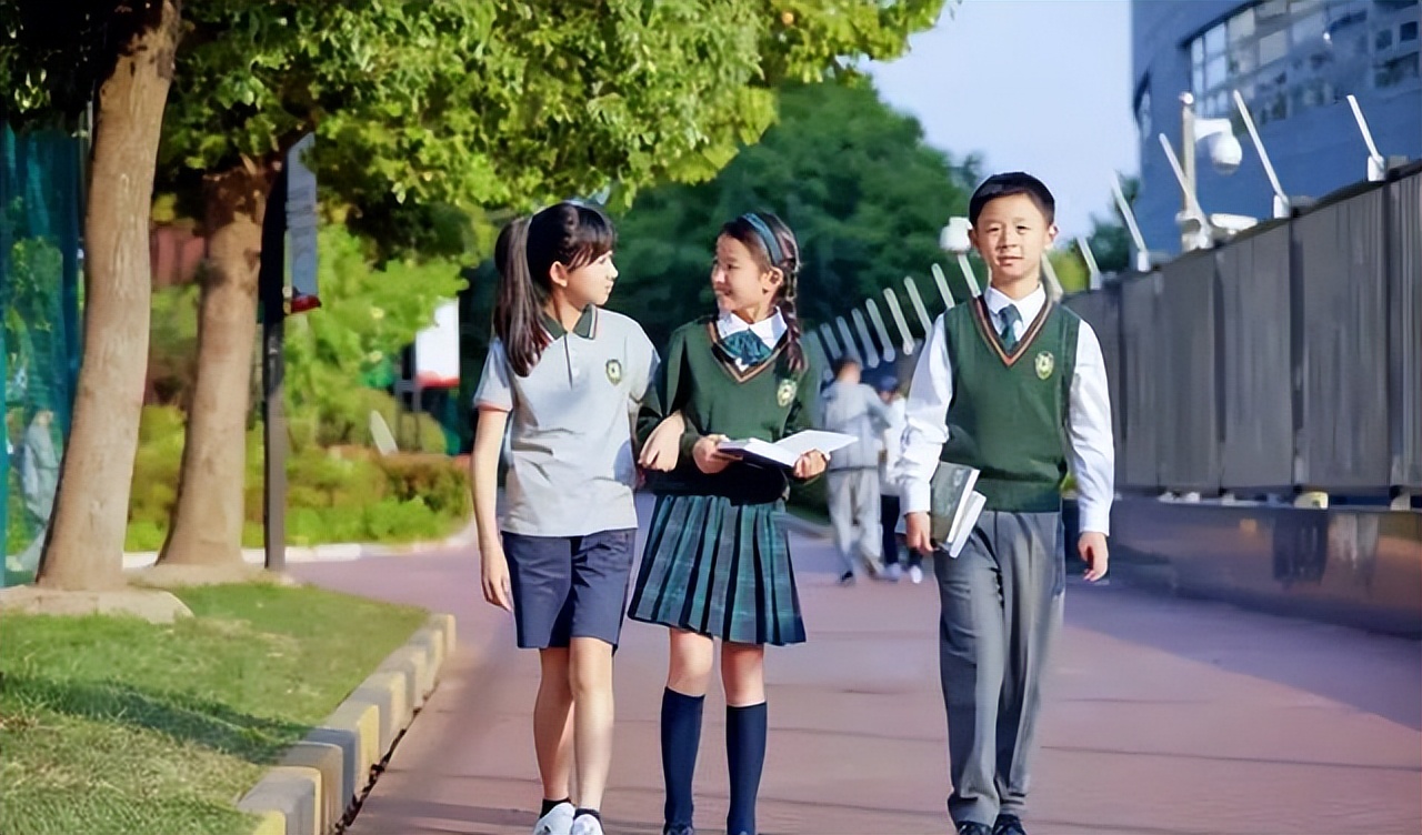 上海某小学"天价校服"引争议,家长拒绝签字,学校:反对无效